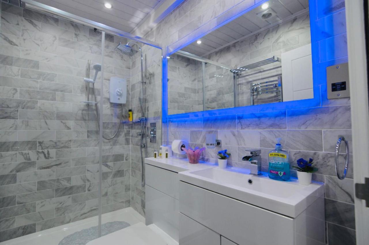 Executive Central Self Contained Flat By Cozynest Reading Exteriör bild